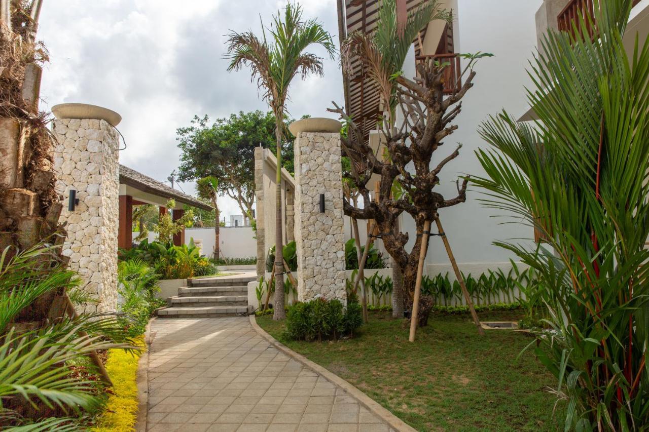 Ratan Uluwatu Hotel And Villas Exterior foto